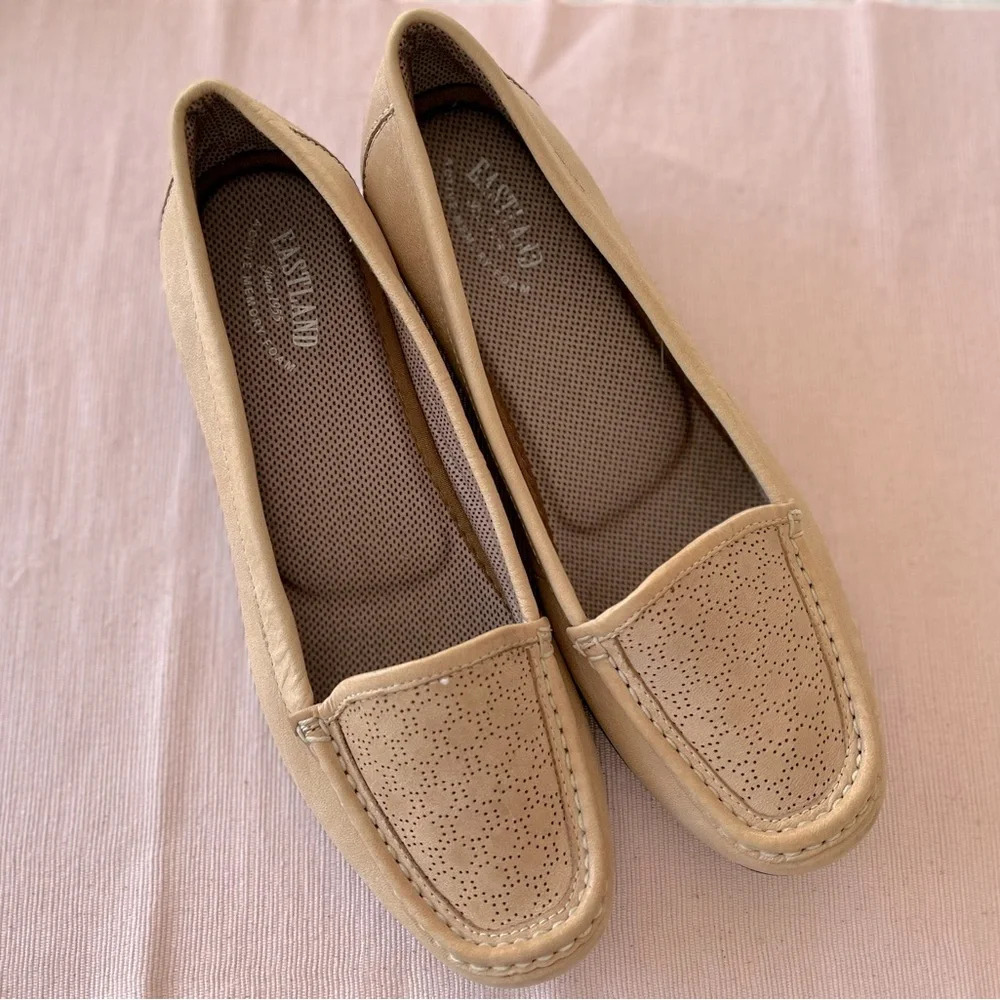 Women’s 8.5 Eastland Memory Foam Tan Beige Leather Upper Grace Loafers 39.5